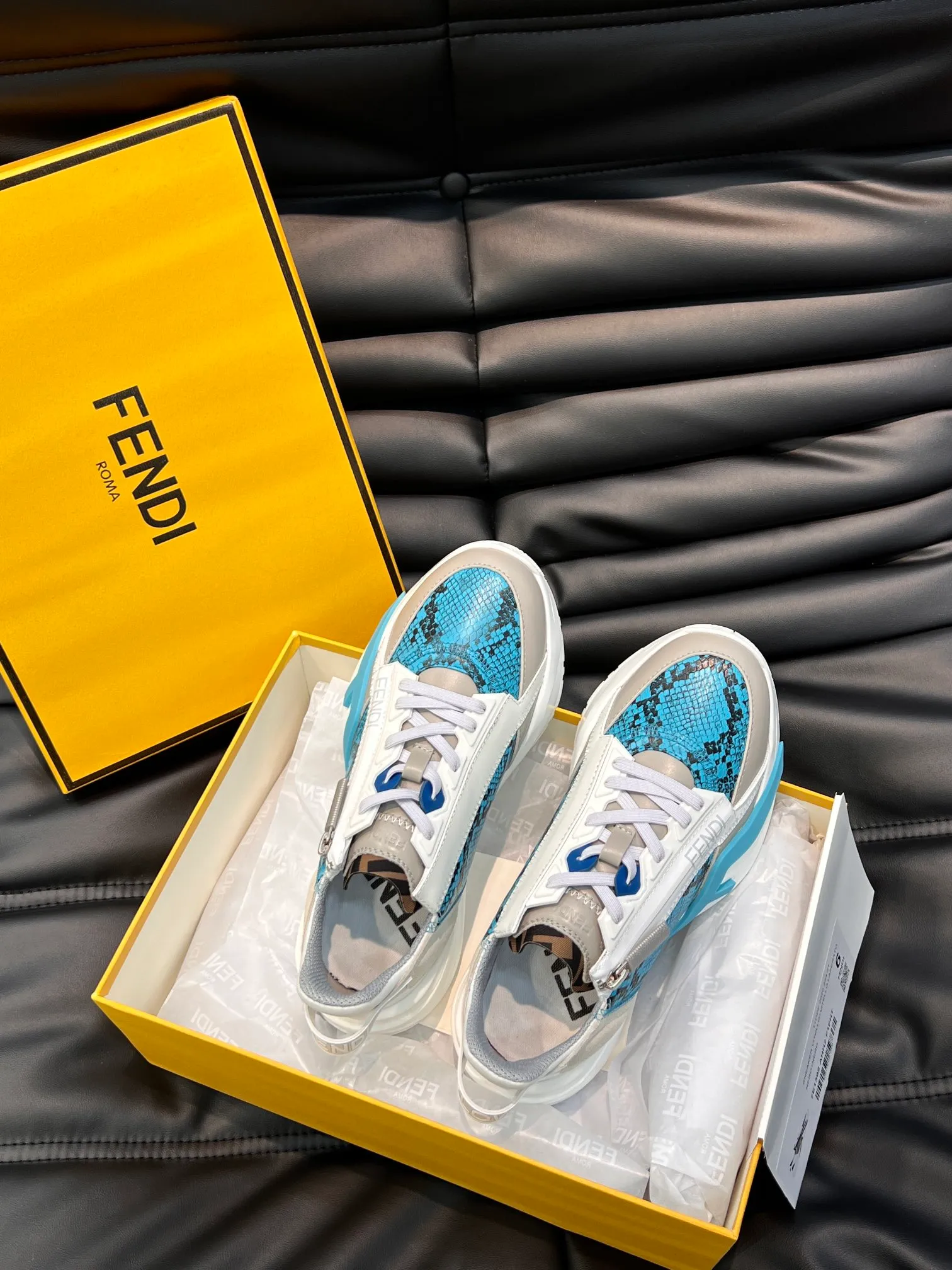 Men's shoes 💰p560 "Fend*" new men's casual sports shoes, equipped with elastic straps, side zippers, and corrugated soles engraved with F. Embossed Fendi Flow lettering on the heel. Made of technical fabric and a mix of blue and suede. Decorated with Lycra® details. FF graphic tongue. Ultra-light and wear-resistant EVA sole. Size: 38-44